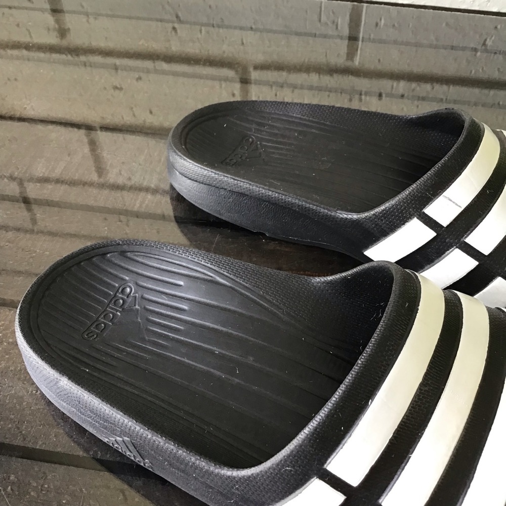 Adidas Boys’ Duramo Slip On Sandals Black/White - Picture 4 of 10